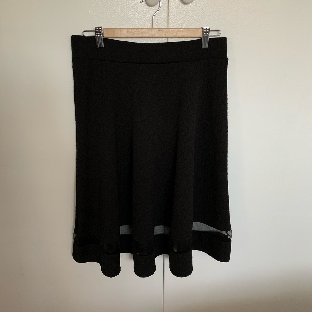 2/45$ 🎉 NWOT black flowy skirt with lace detail